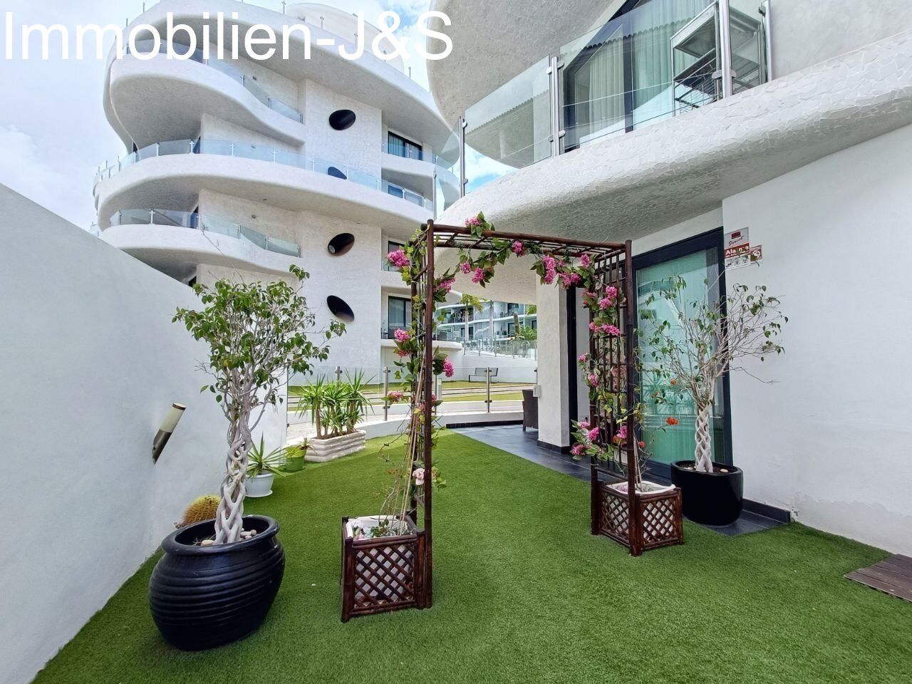 Moderno piso esquinero en Palm Mar con gran terraza y piscina comunitaria