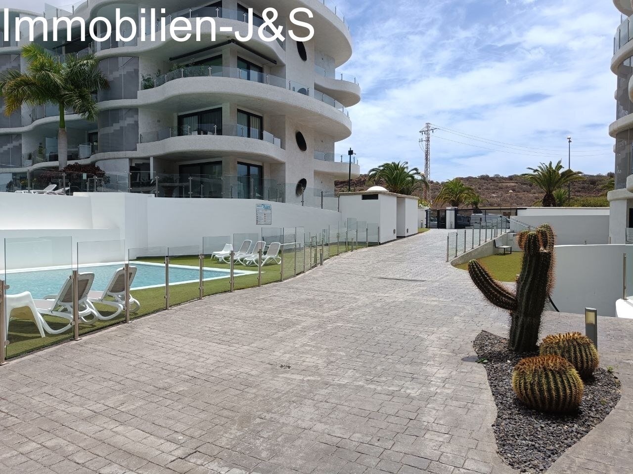Moderno piso esquinero en Palm Mar con gran terraza y piscina comunitaria