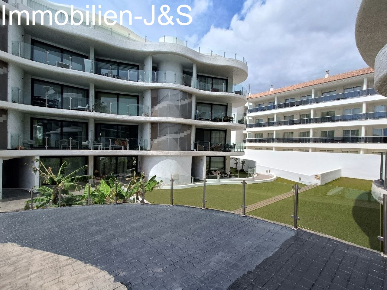 Moderno piso esquinero en Palm Mar con gran terraza y piscina comunitaria