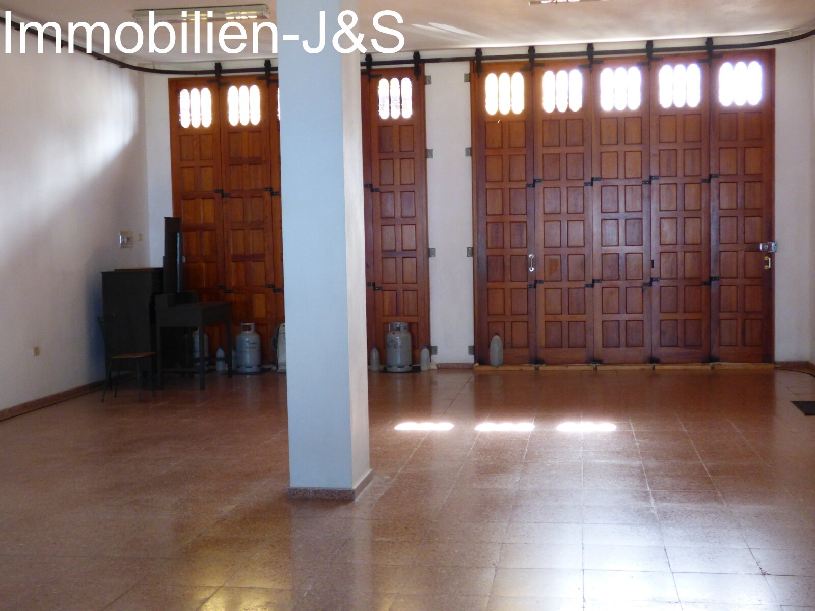 Magnífico edificio de apartamentos con 4 pisos y garaje para 8 coches