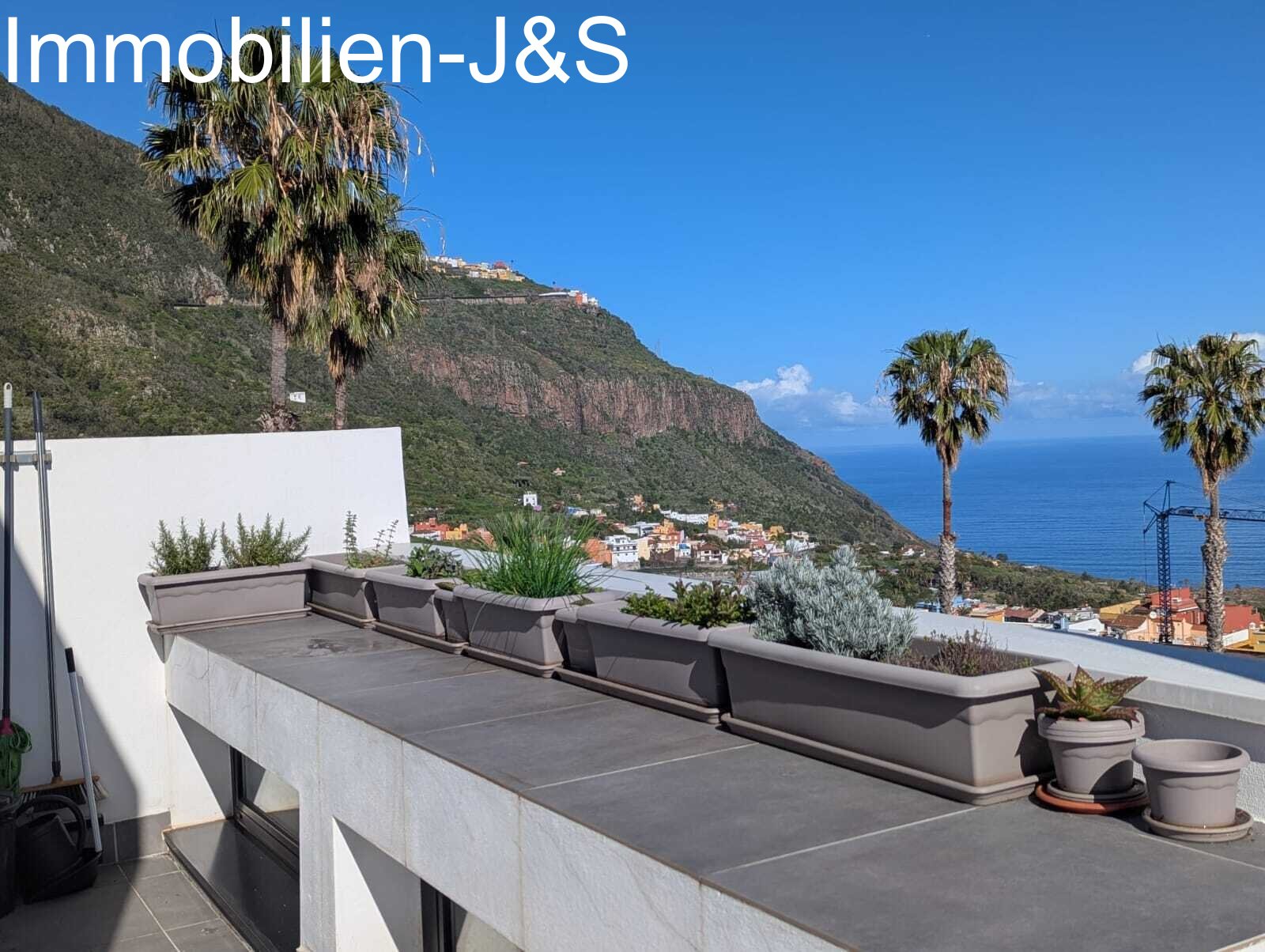 Moderno y elegante adosado con impresionantes vistas al Atlántico en Los Realejos