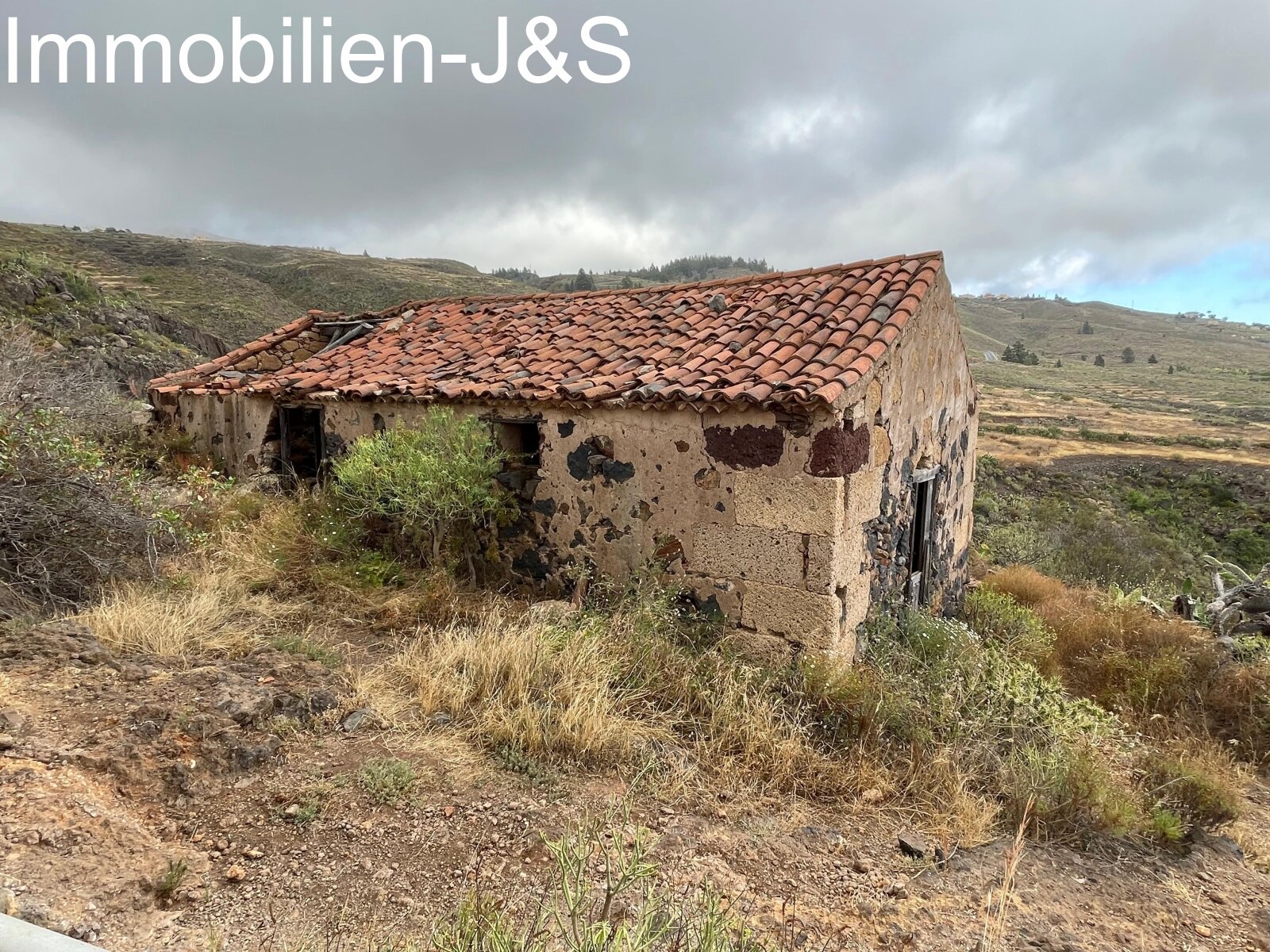 Amplio terreno rústico con 3 edificaciones en Arona Pueblo