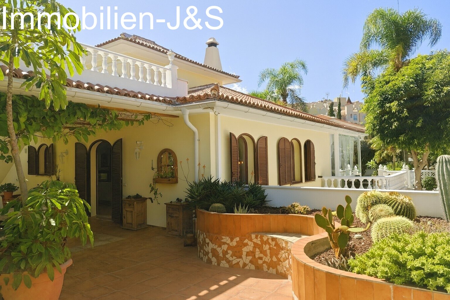 Representativa casa unifamiliar, rodeada por un romántico jardín en La Quinta, Santa Úrsula.