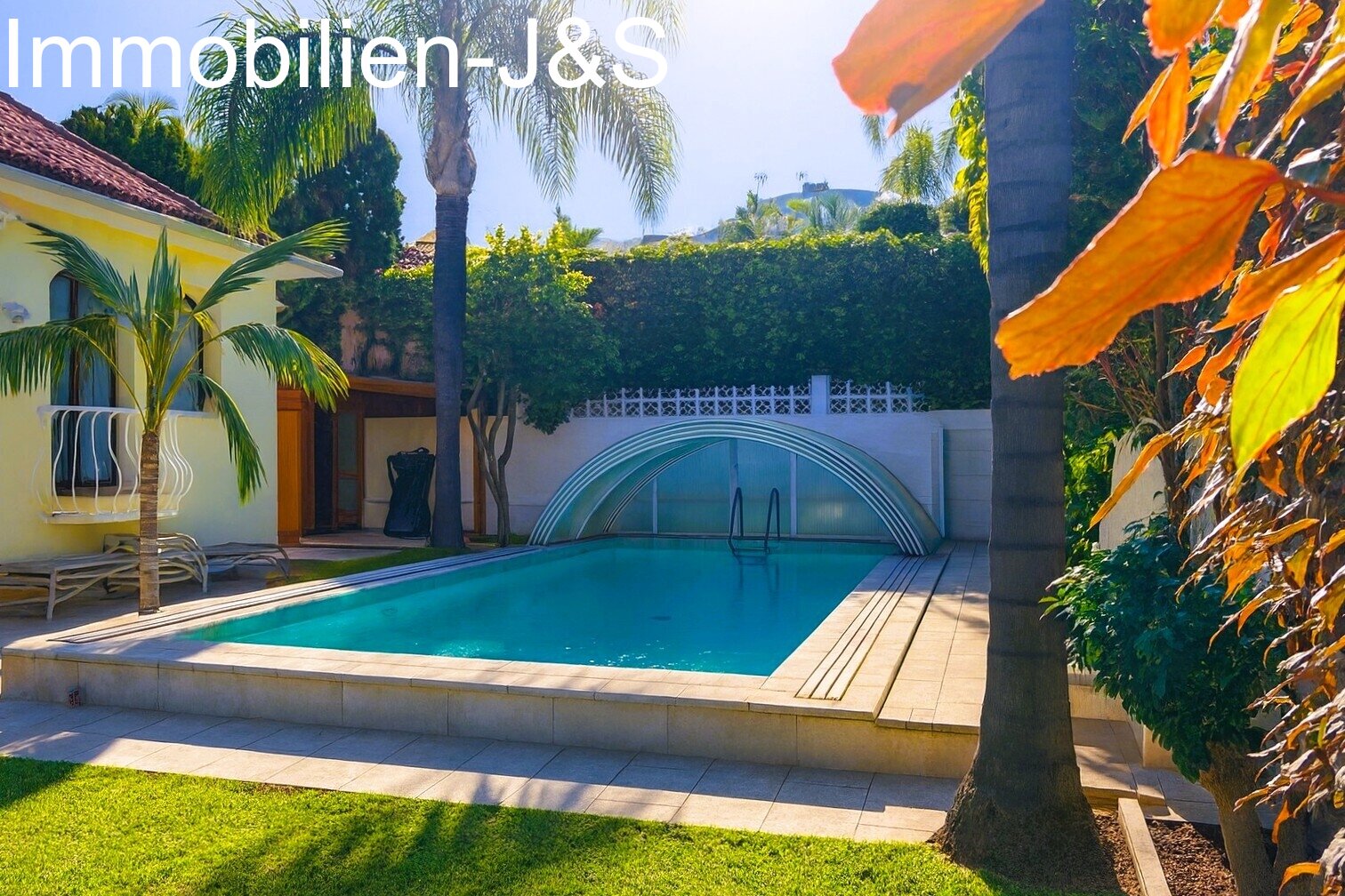 Representativa casa unifamiliar, rodeada por un romántico jardín en La Quinta, Santa Úrsula.