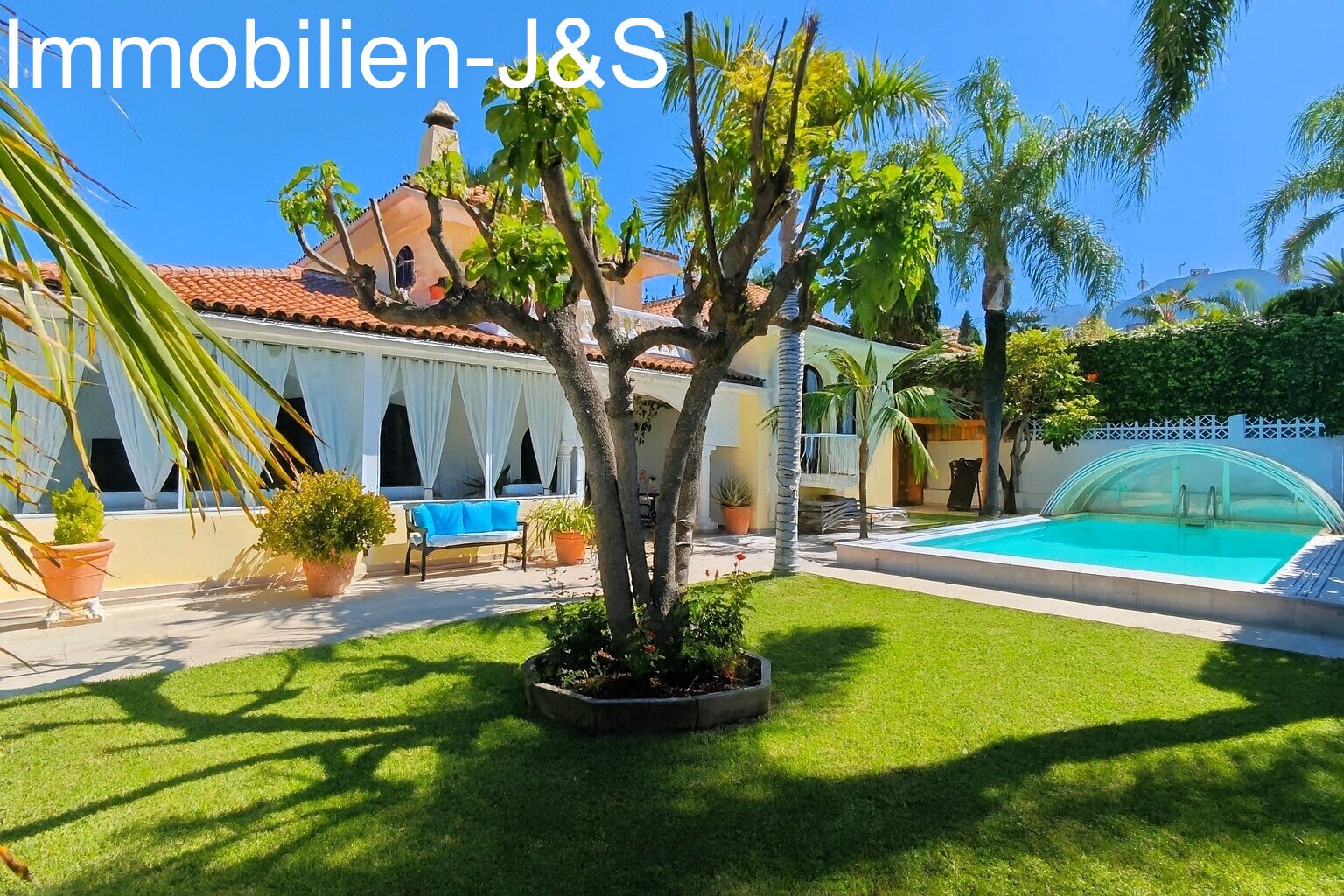 Representativa casa unifamiliar, rodeada por un romántico jardín en La Quinta, Santa Úrsula.