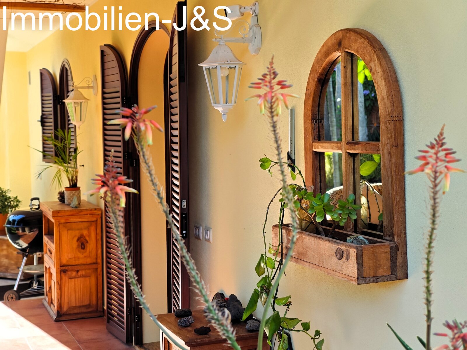 Representativa casa unifamiliar, rodeada por un romántico jardín en La Quinta, Santa Úrsula.