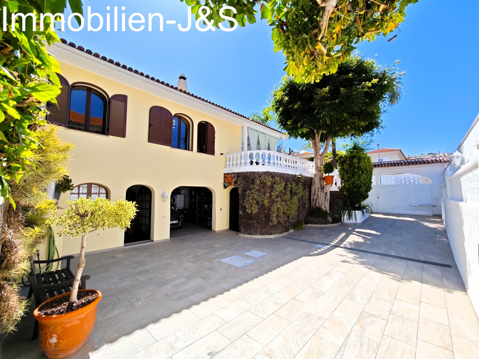 Representativa casa unifamiliar, rodeada por un romántico jardín en La Quinta, Santa Úrsula.