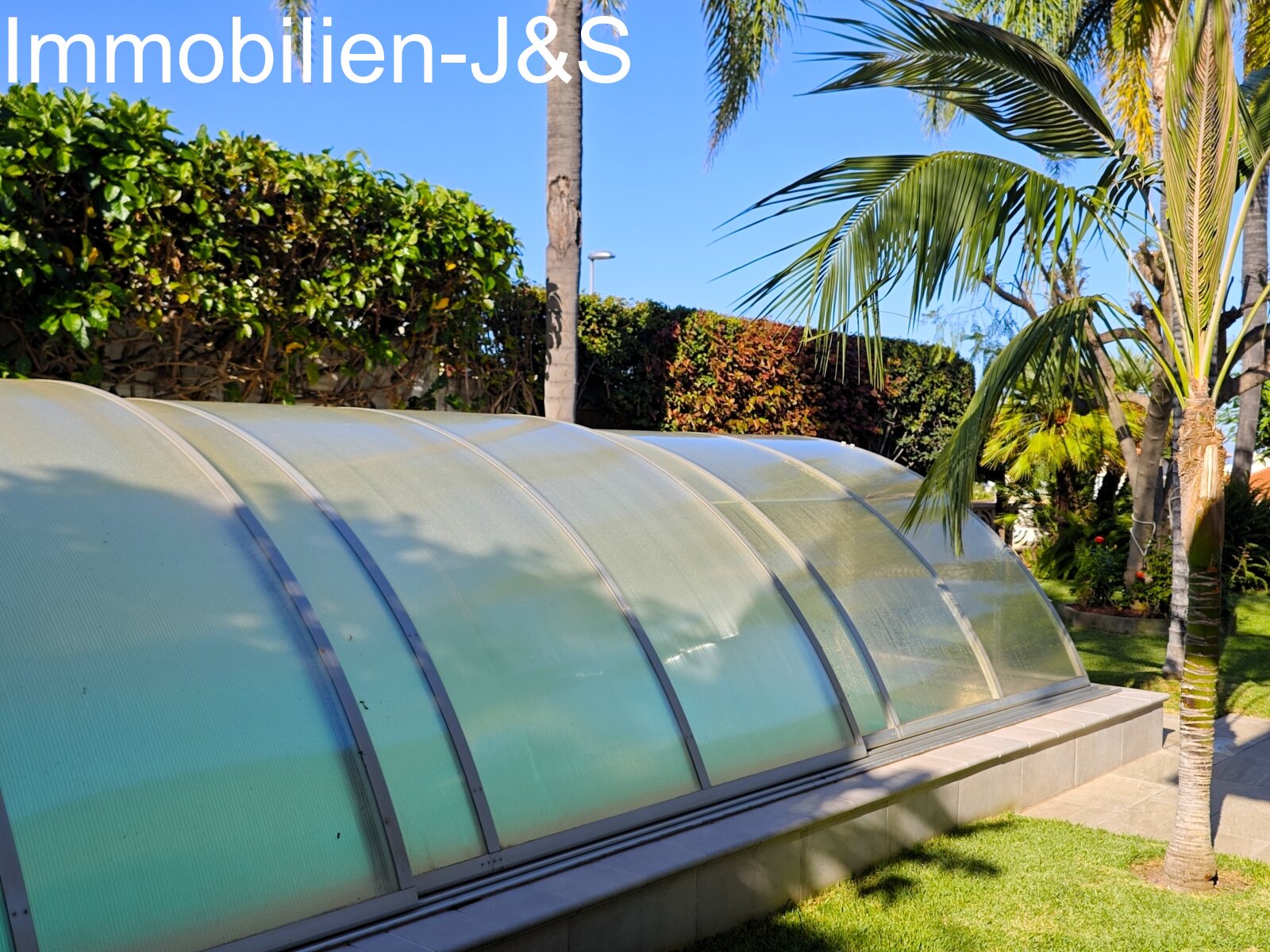 Representativa casa unifamiliar, rodeada por un romántico jardín en La Quinta, Santa Úrsula.