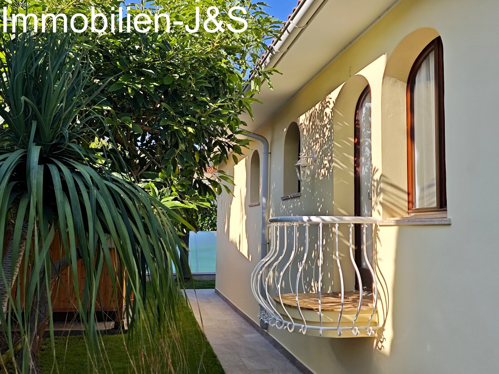 Representativa casa unifamiliar, rodeada por un romántico jardín en La Quinta, Santa Úrsula.