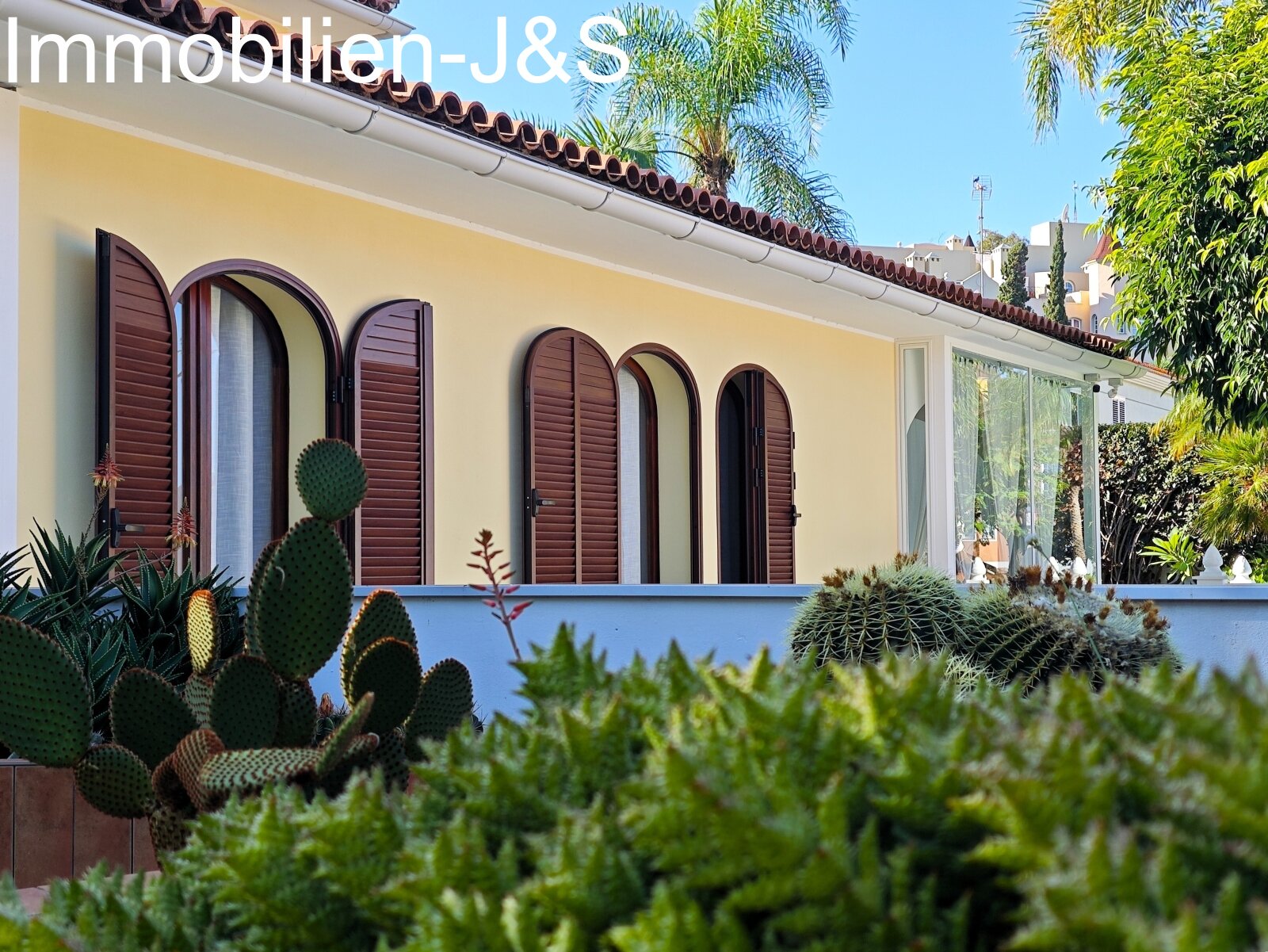 Representativa casa unifamiliar, rodeada por un romántico jardín en La Quinta, Santa Úrsula.