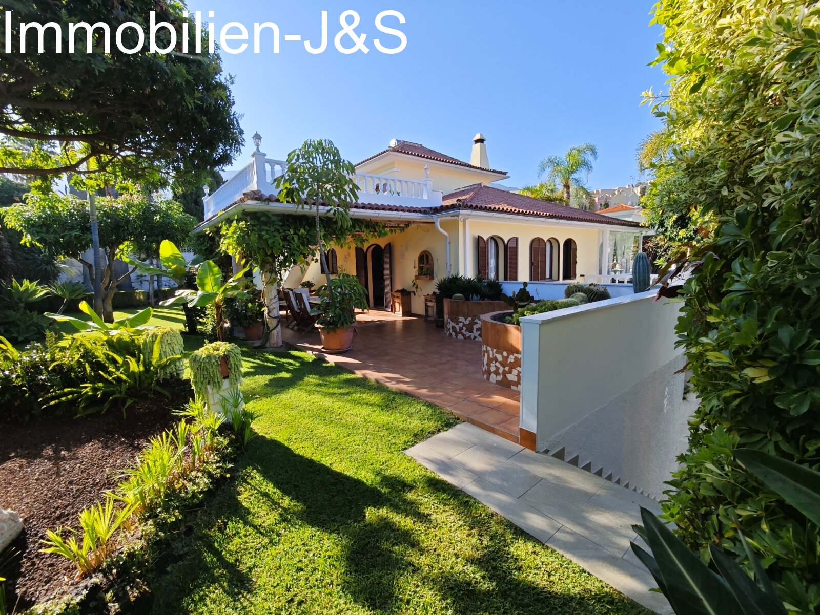 Representativa casa unifamiliar, rodeada por un romántico jardín en La Quinta, Santa Úrsula.
