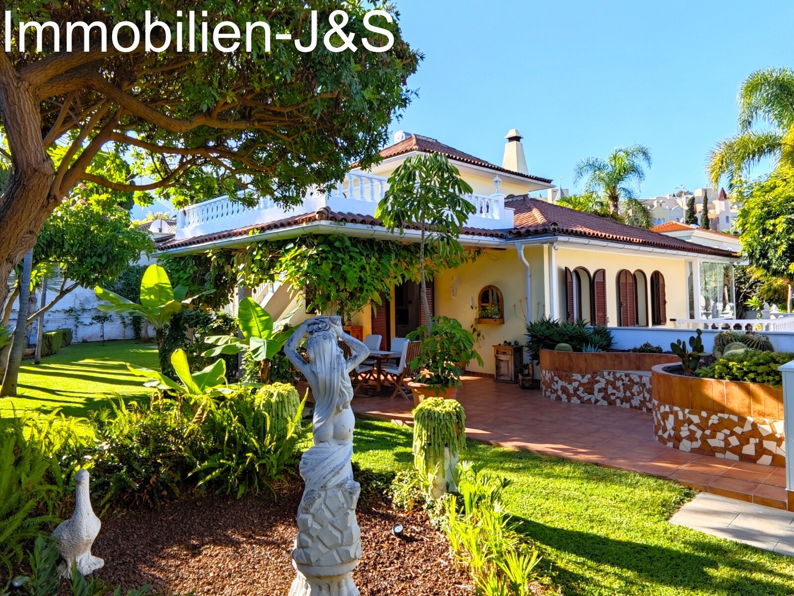 Representativa casa unifamiliar, rodeada por un romántico jardín en La Quinta, Santa Úrsula.