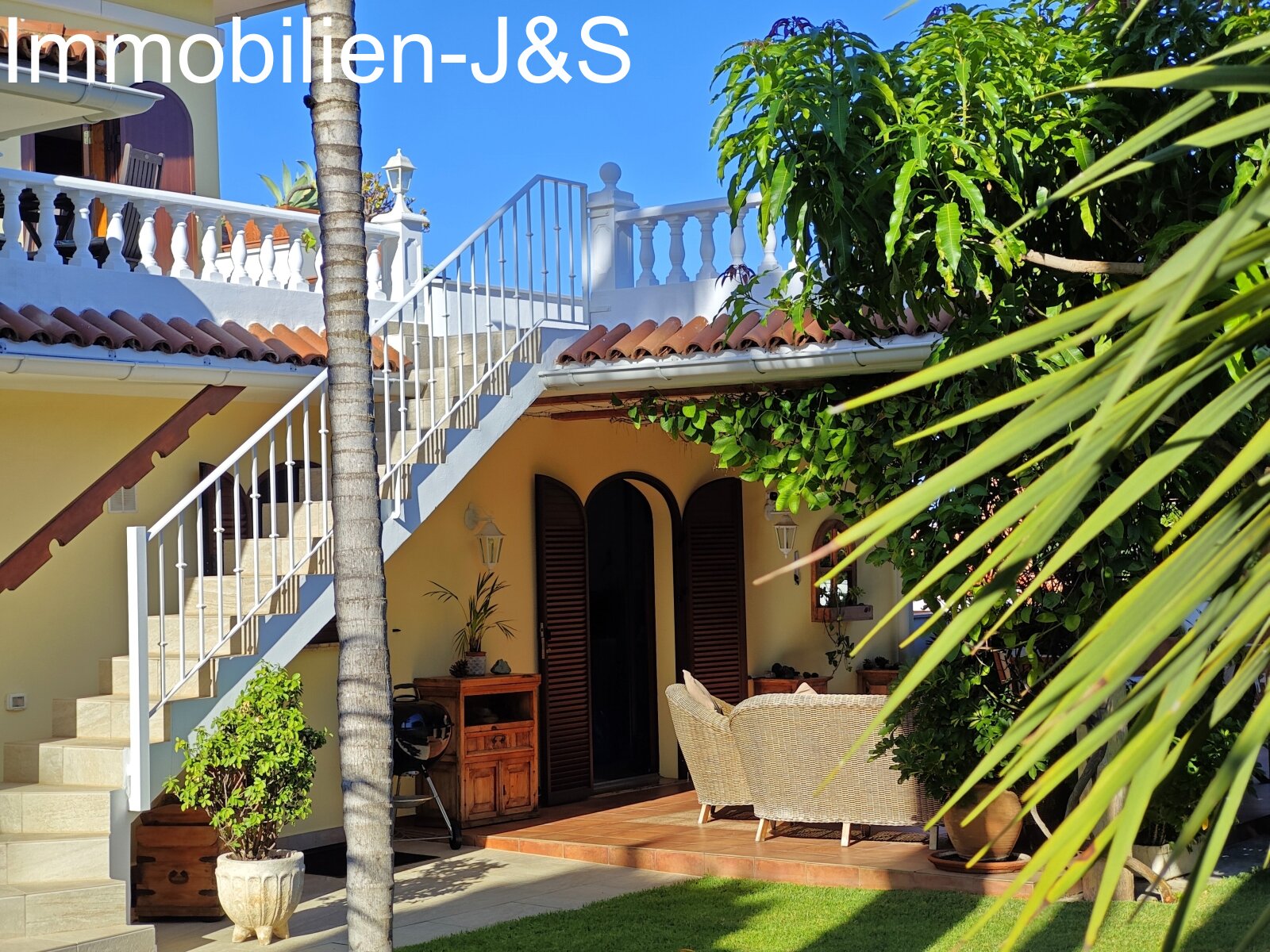 Representativa casa unifamiliar, rodeada por un romántico jardín en La Quinta, Santa Úrsula.