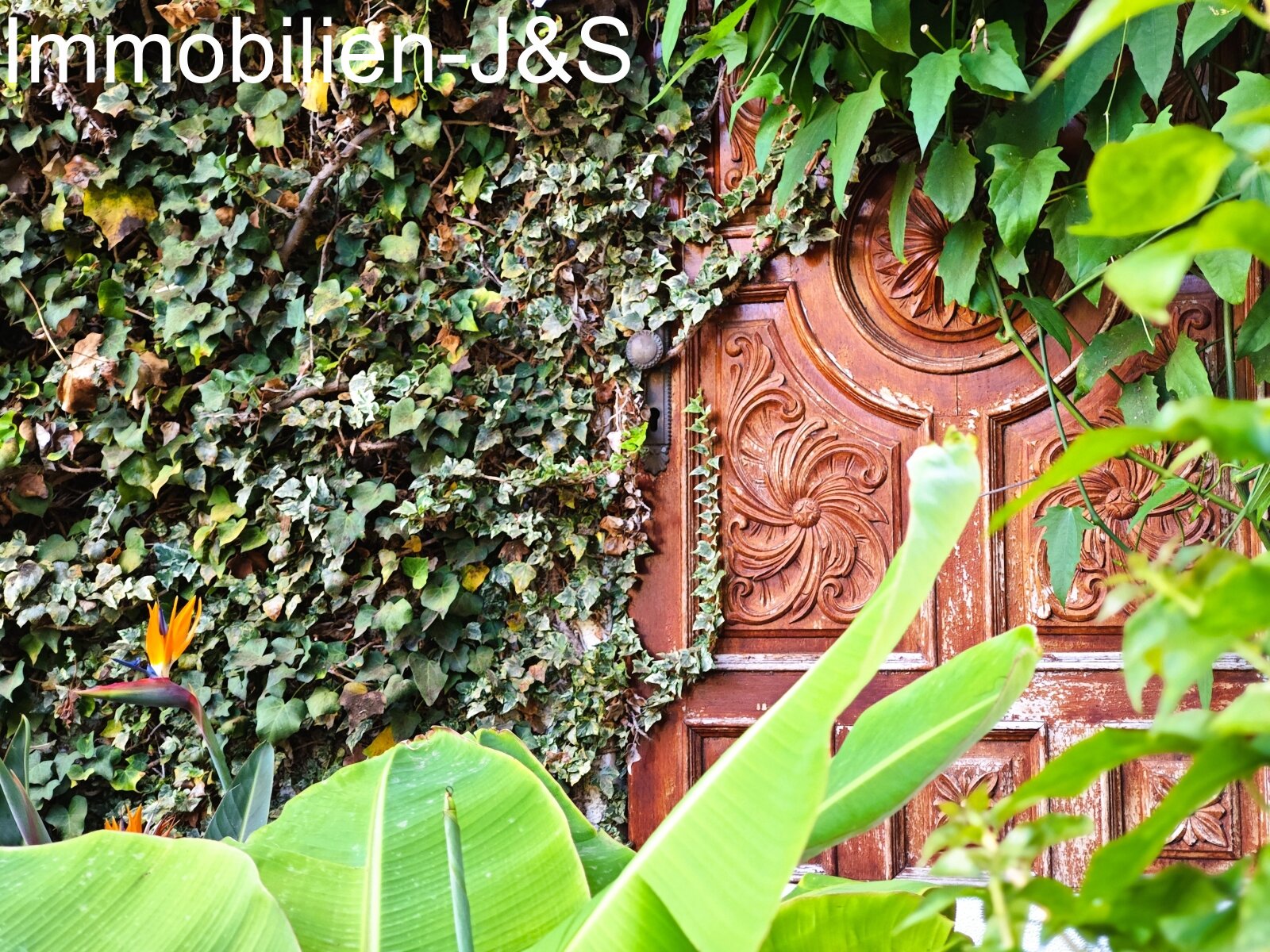 Representativa casa unifamiliar, rodeada por un romántico jardín en La Quinta, Santa Úrsula.
