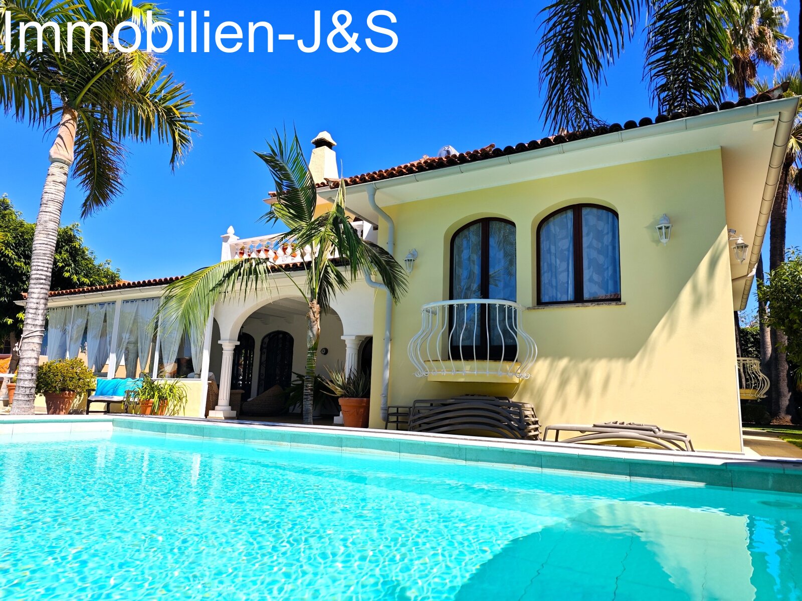Representativa casa unifamiliar, rodeada por un romántico jardín en La Quinta, Santa Úrsula.
