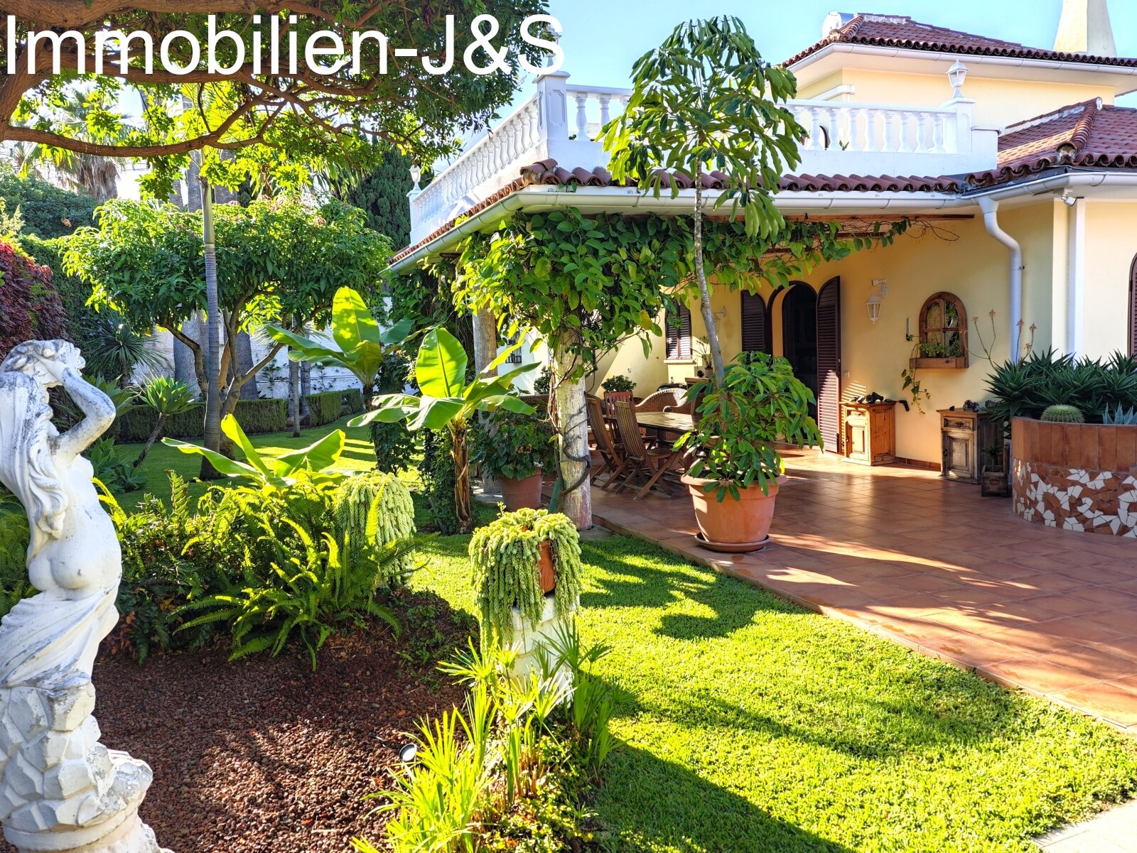 Representativa casa unifamiliar, rodeada por un romántico jardín en La Quinta, Santa Úrsula.