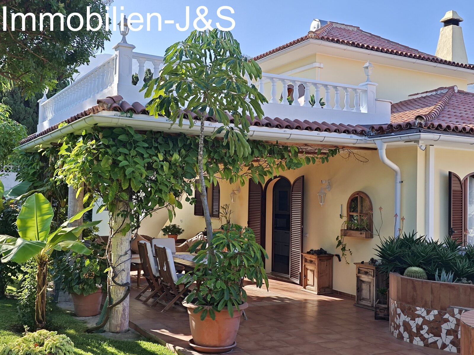 Representativa casa unifamiliar, rodeada por un romántico jardín en La Quinta, Santa Úrsula.