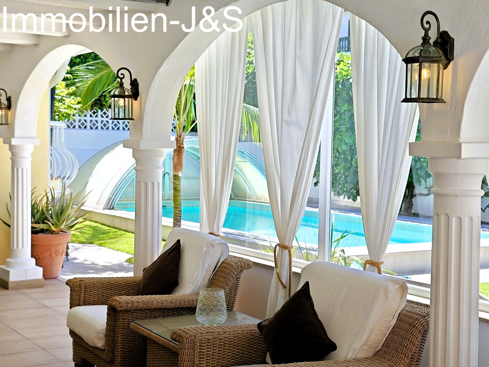 Representativa casa unifamiliar, rodeada por un romántico jardín en La Quinta, Santa Úrsula.