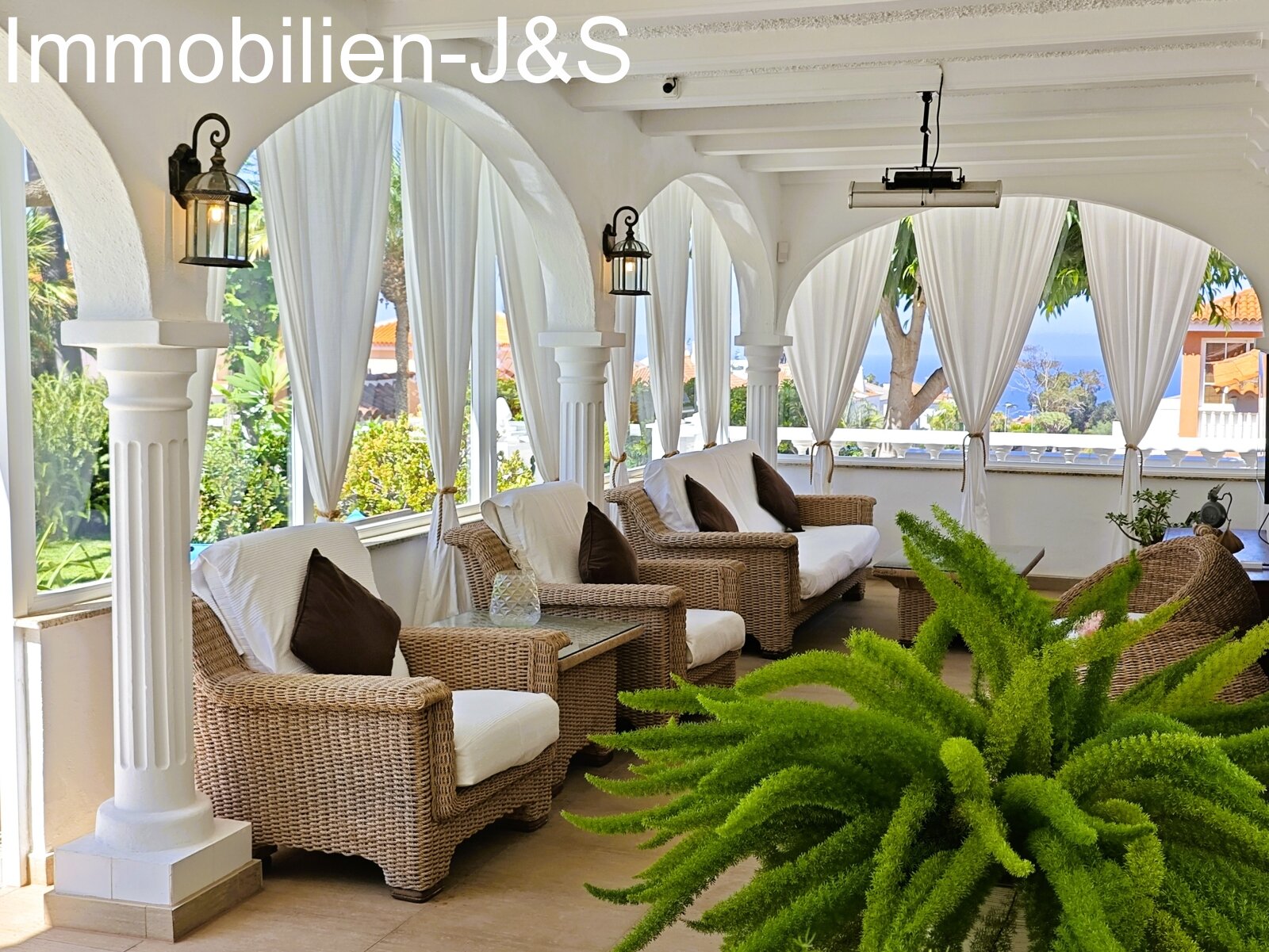 Representativa casa unifamiliar, rodeada por un romántico jardín en La Quinta, Santa Úrsula.