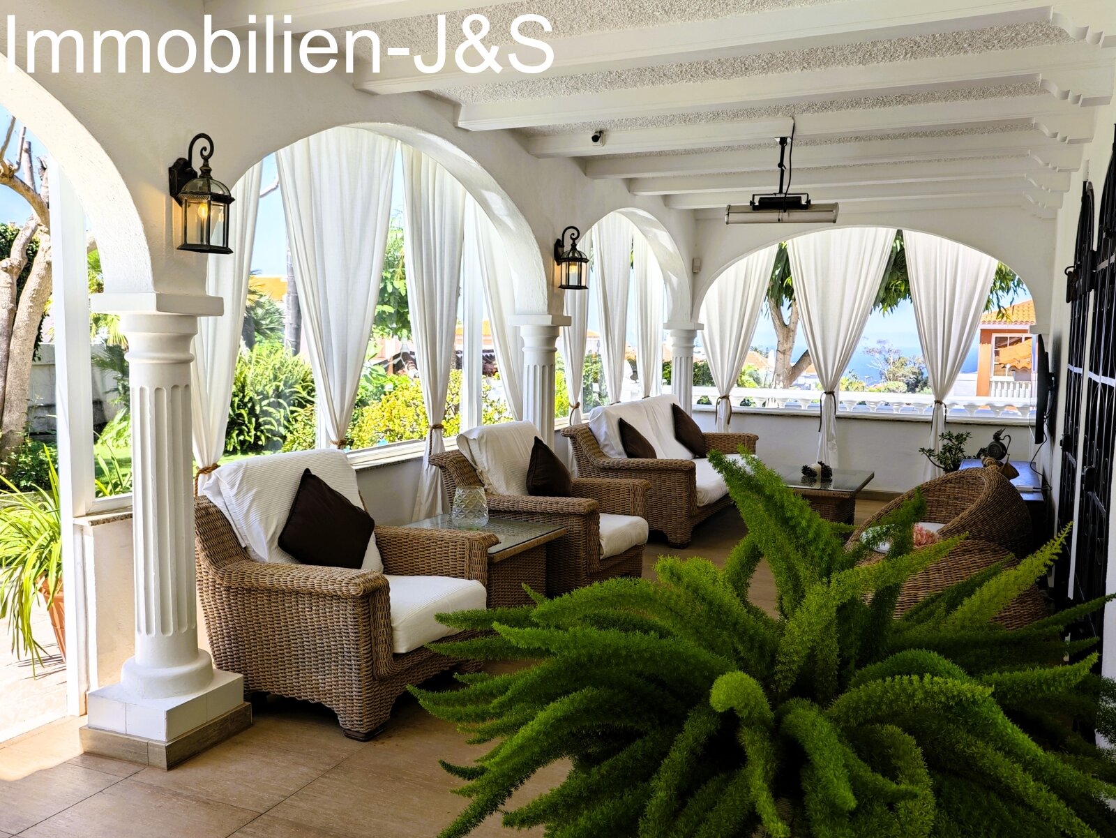 Representativa casa unifamiliar, rodeada por un romántico jardín en La Quinta, Santa Úrsula.