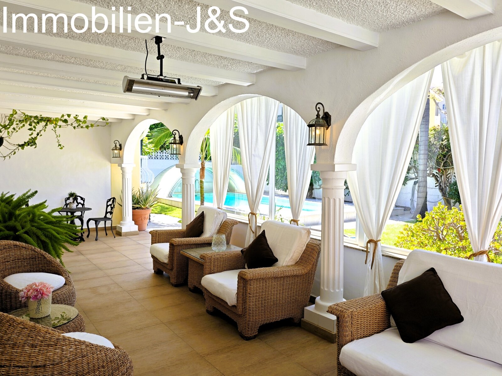 Representativa casa unifamiliar, rodeada por un romántico jardín en La Quinta, Santa Úrsula.