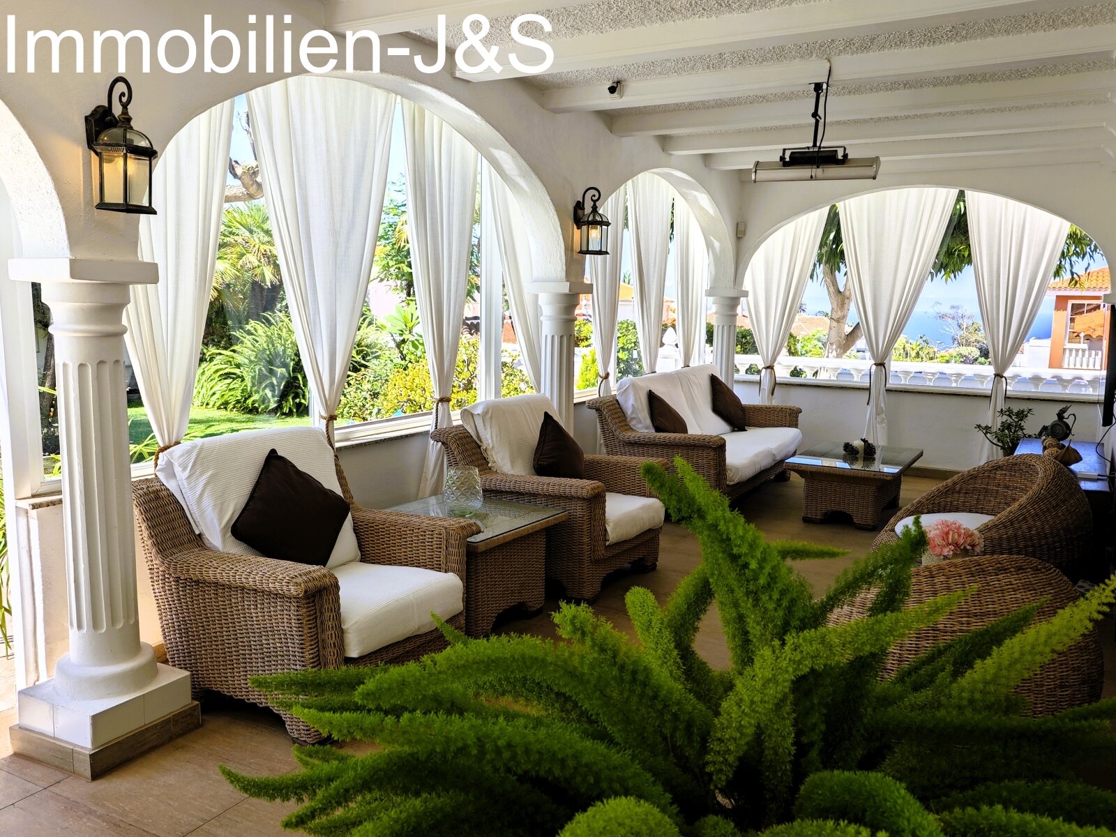 Representativa casa unifamiliar, rodeada por un romántico jardín en La Quinta, Santa Úrsula.