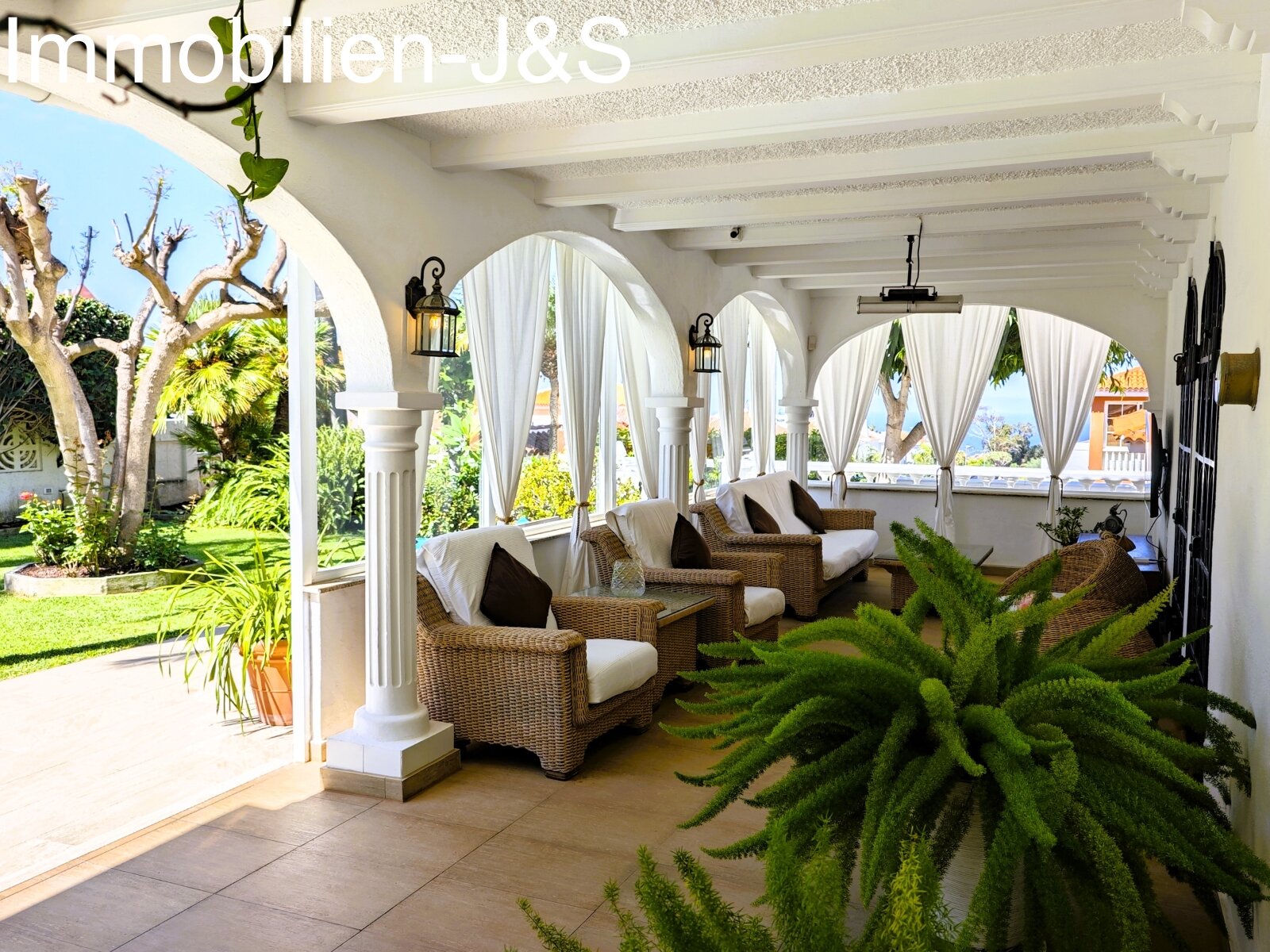Representativa casa unifamiliar, rodeada por un romántico jardín en La Quinta, Santa Úrsula.