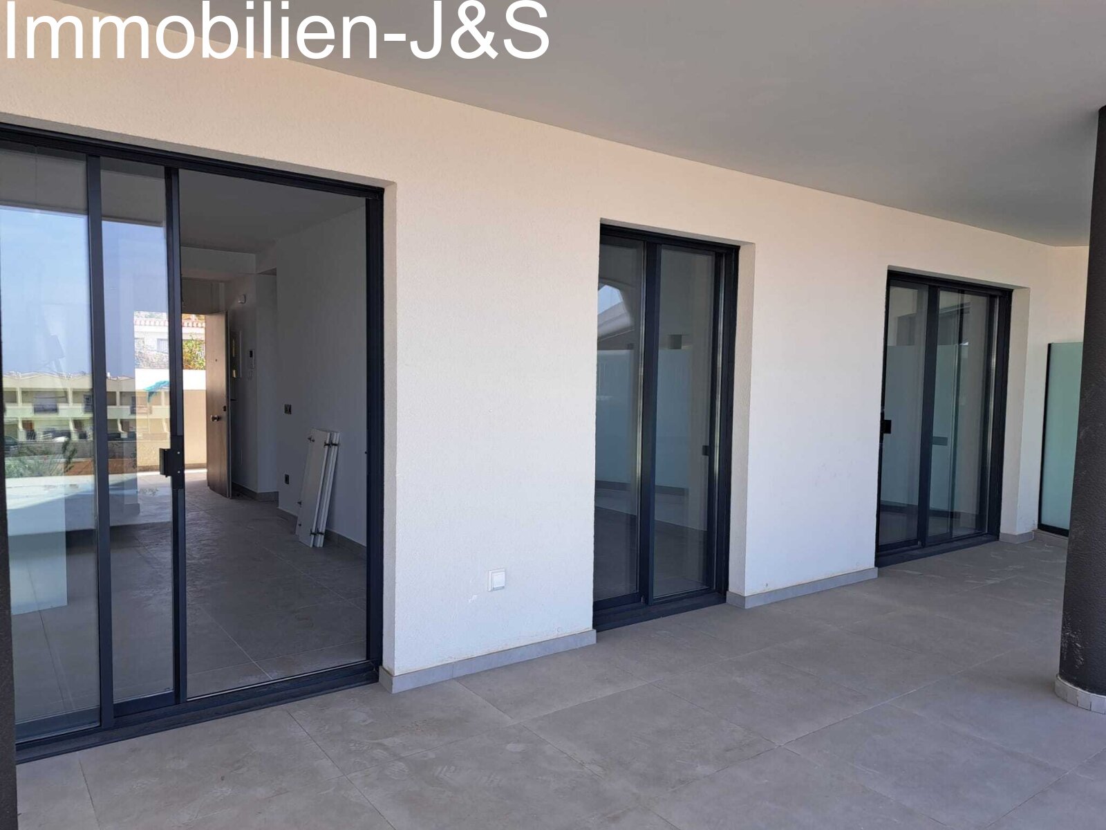 Nuevo apartamento de esquina con vistas a la piscina y sol de tarde en "Atlantic Homes"