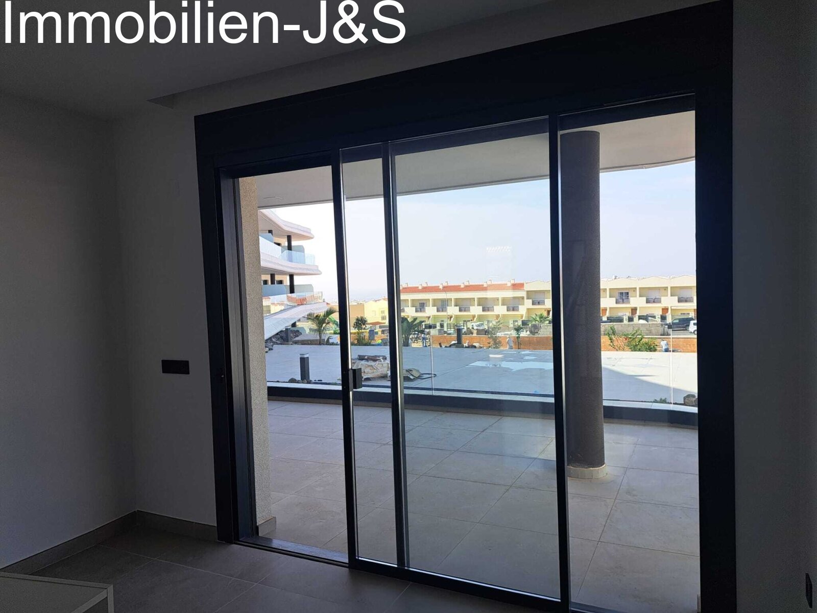 Nuevo apartamento de esquina con vistas a la piscina y sol de tarde en "Atlantic Homes"