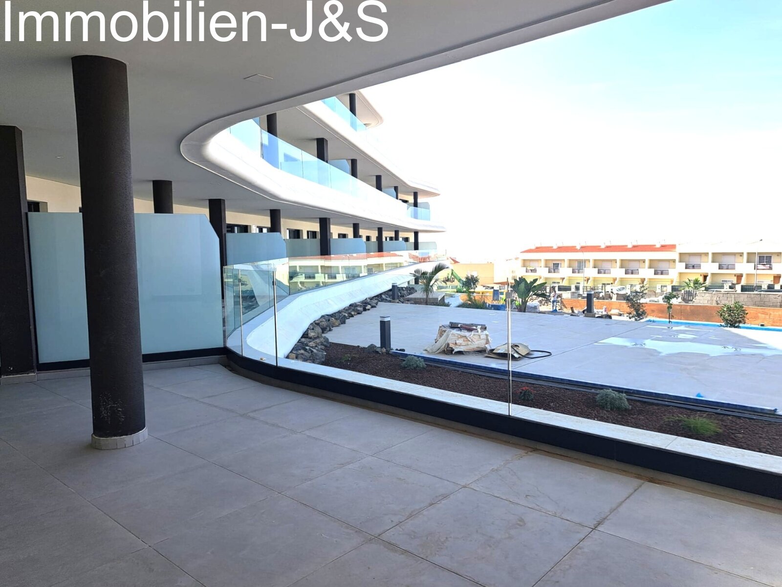 Nuevo apartamento de esquina con vistas a la piscina y sol de tarde en "Atlantic Homes"