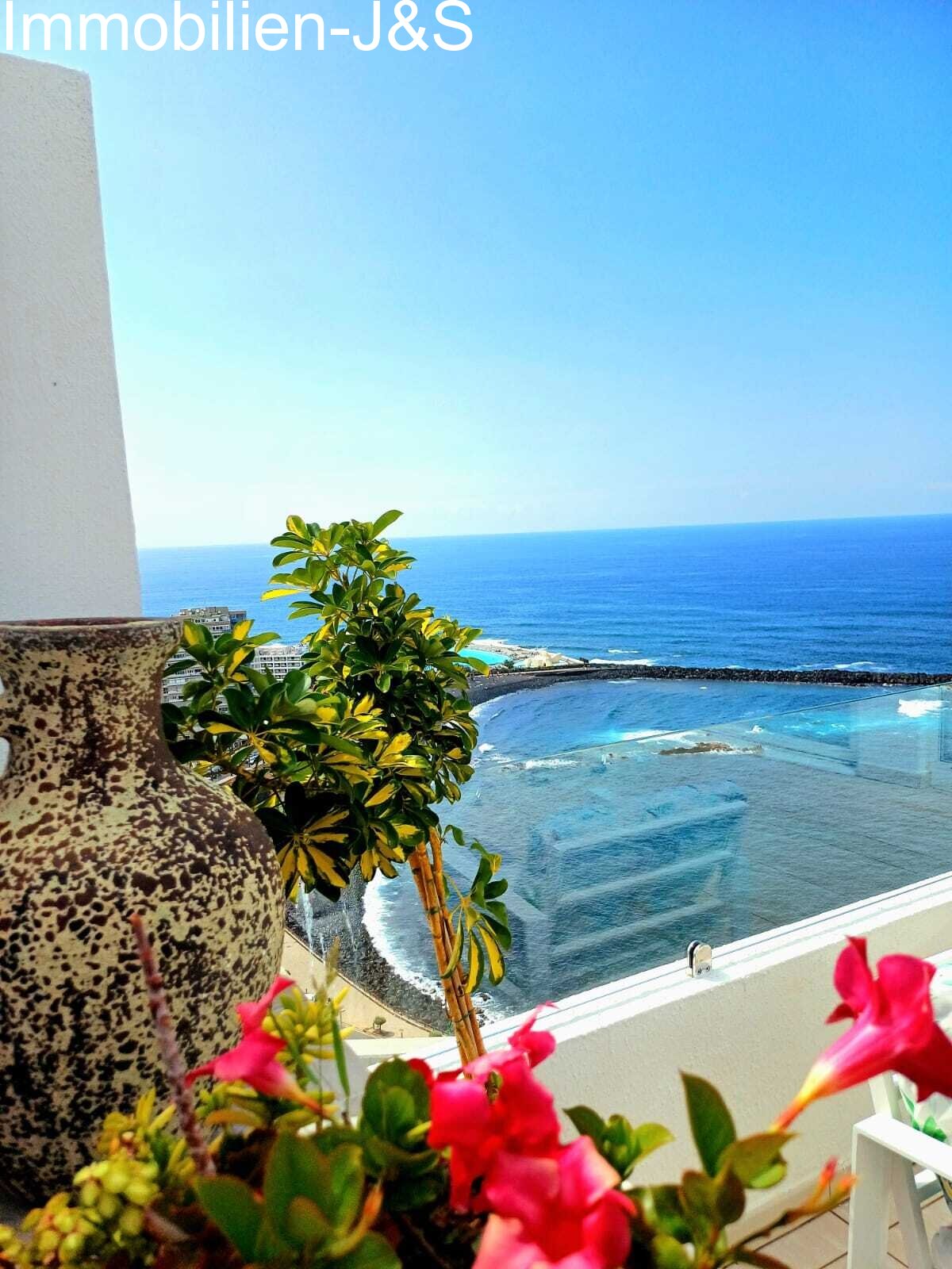 Una Joya Única: Su Mirador Privado sobre el Atlántico