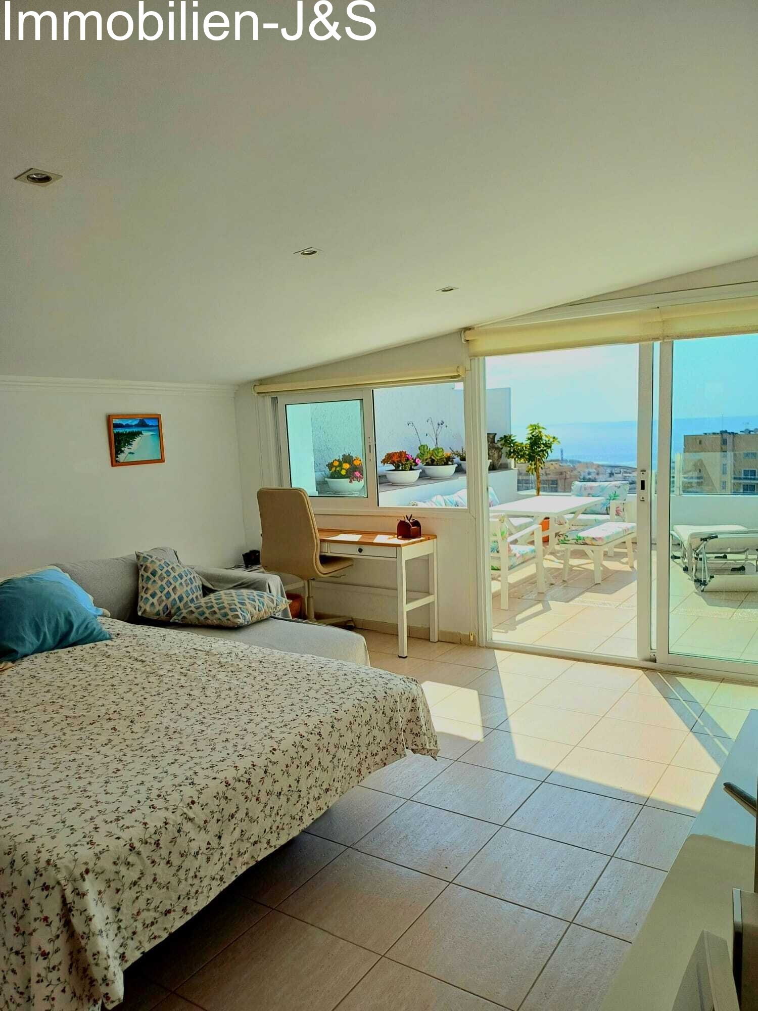 Una Joya Única: Su Mirador Privado sobre el Atlántico