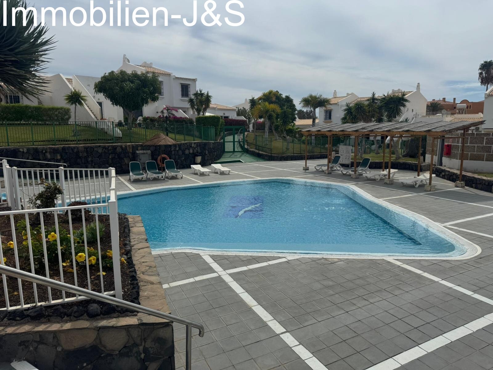 Encantador Chalet Adosado de Esquina en Golf del Sur