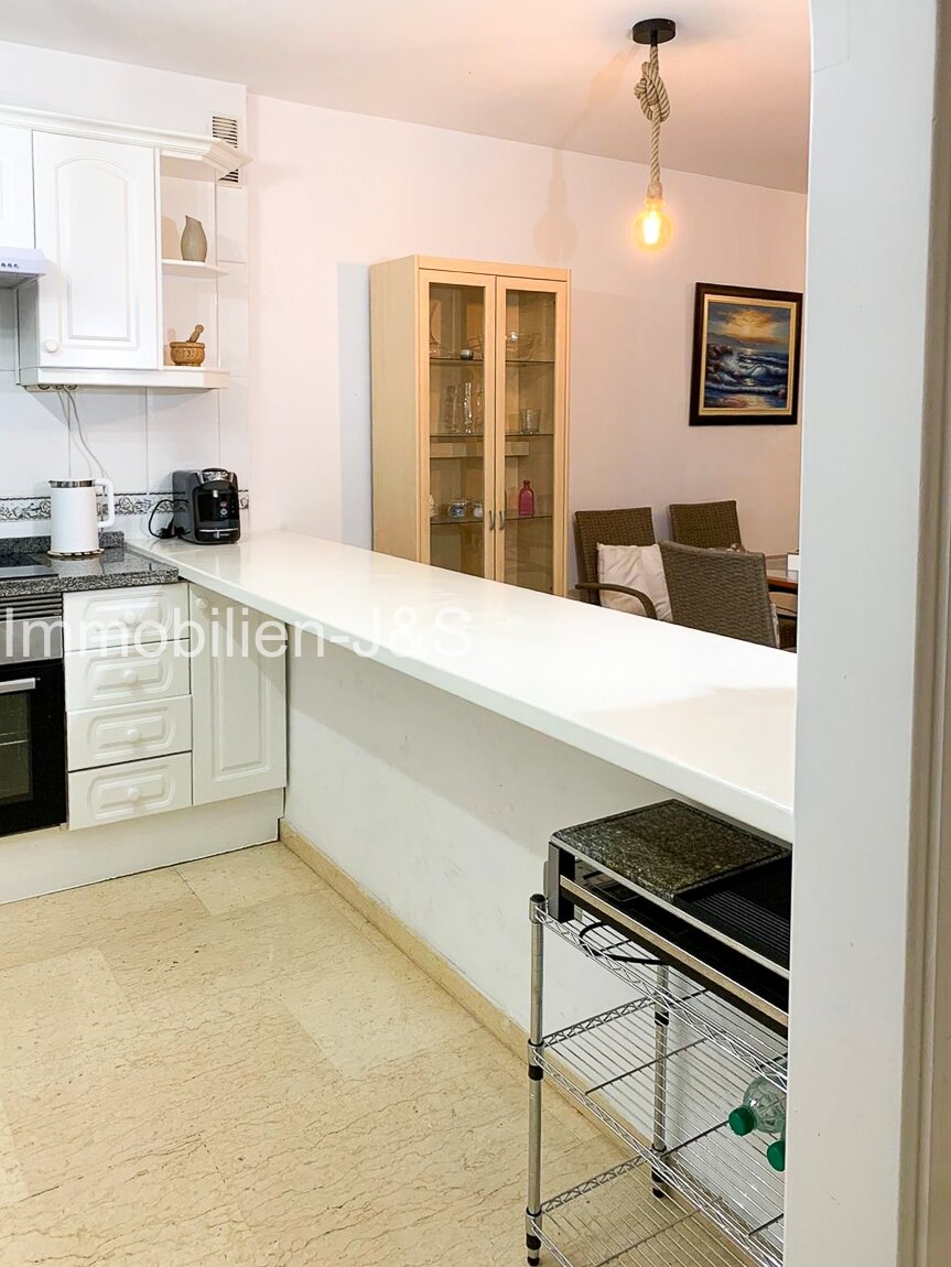 Vivienda soleada rodeada de naturaleza: elegante apartamento con vistas a la piscina en el cotizado Risco del Oro