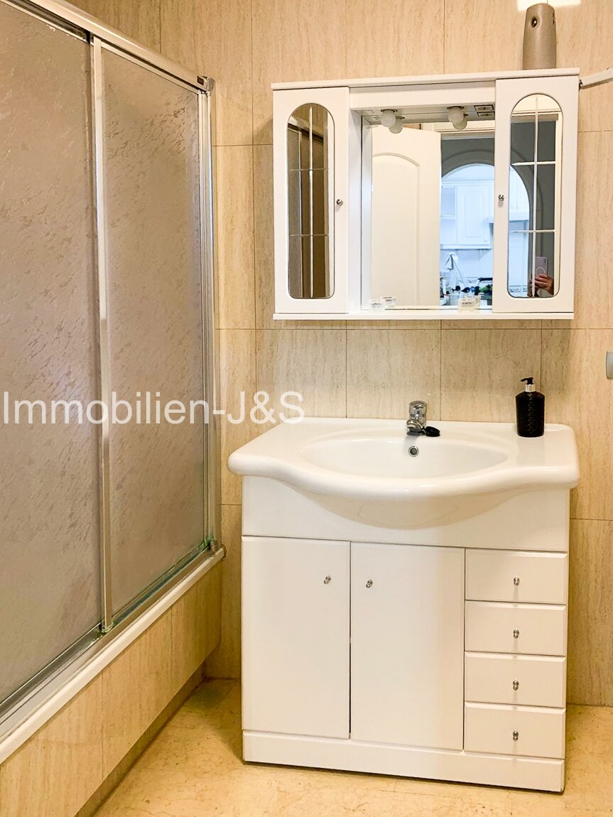Vivienda soleada rodeada de naturaleza: elegante apartamento con vistas a la piscina en el cotizado Risco del Oro