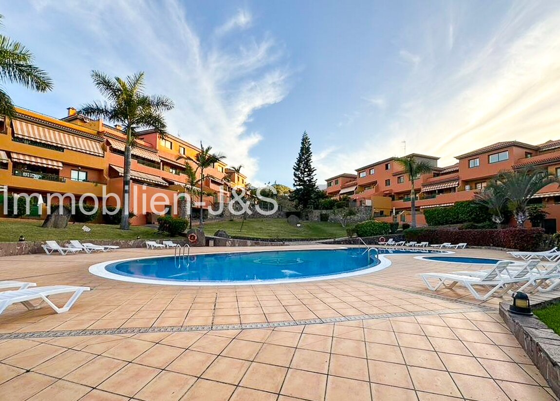 Vivienda soleada rodeada de naturaleza: elegante apartamento con vistas a la piscina en el cotizado Risco del Oro