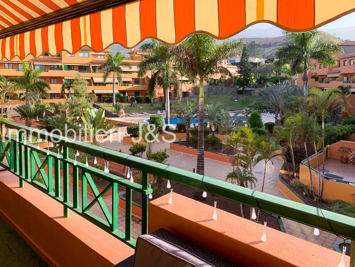 Vivienda soleada rodeada de naturaleza: elegante apartamento con vistas a la piscina en el cotizado Risco del Oro