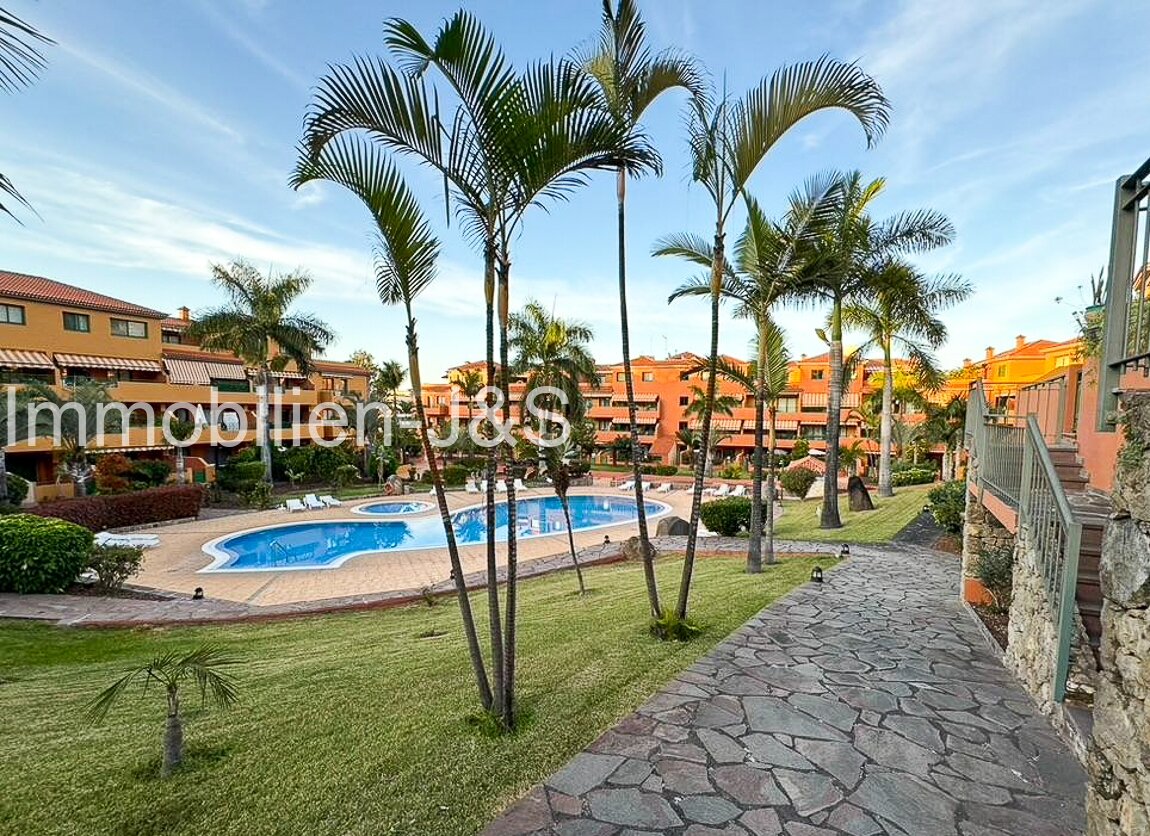 Vivienda soleada rodeada de naturaleza: elegante apartamento con vistas a la piscina en el cotizado Risco del Oro