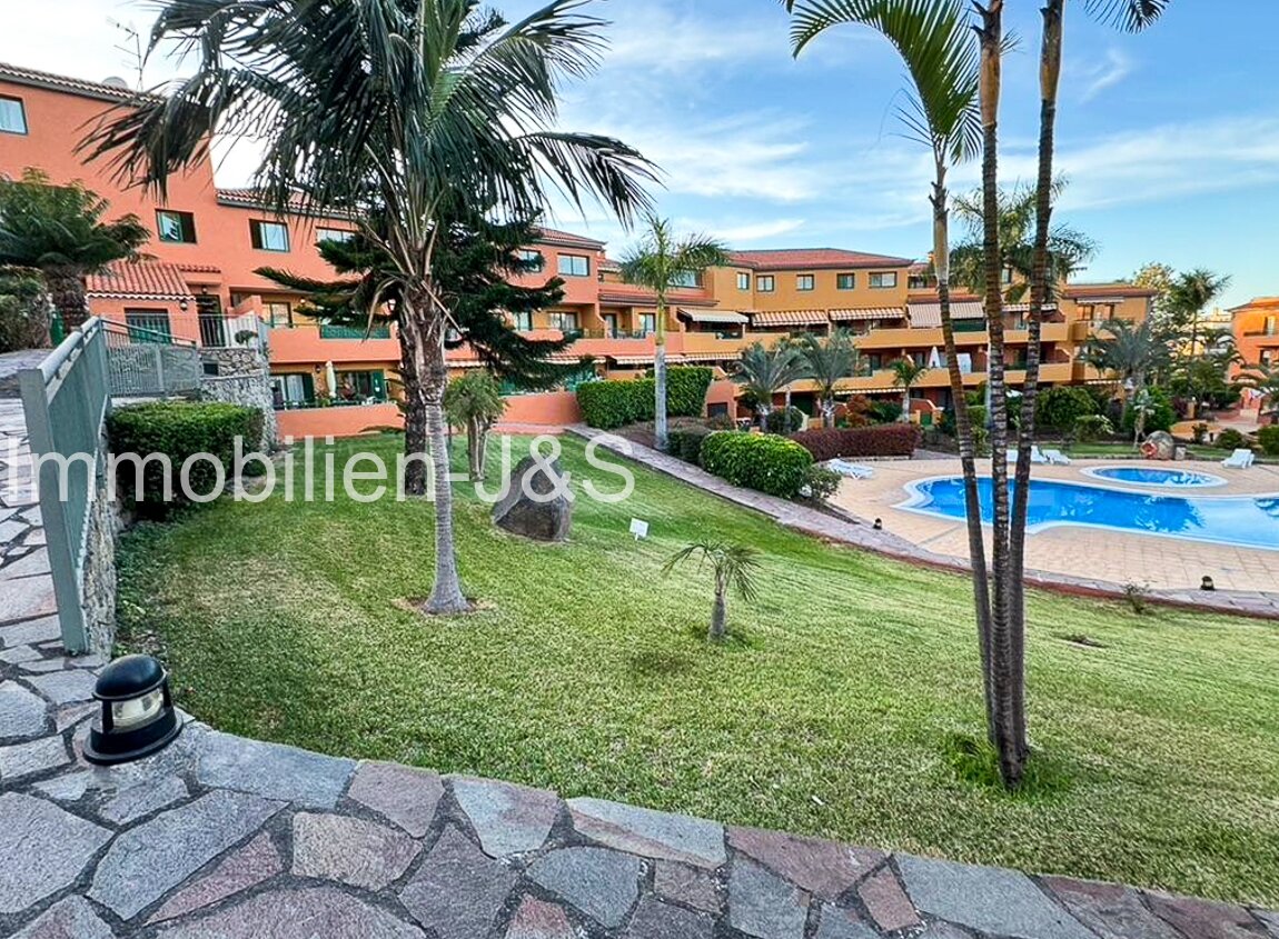 Vivienda soleada rodeada de naturaleza: elegante apartamento con vistas a la piscina en el cotizado Risco del Oro