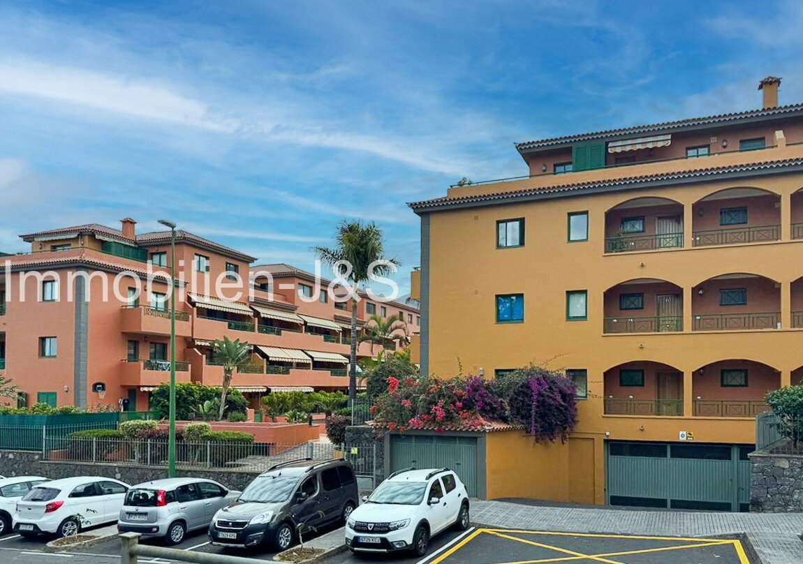 Vivienda soleada rodeada de naturaleza: elegante apartamento con vistas a la piscina en el cotizado Risco del Oro