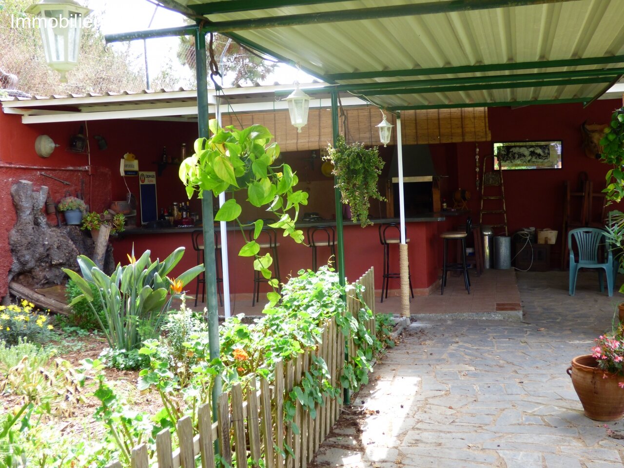 Cocina exterior y huerta