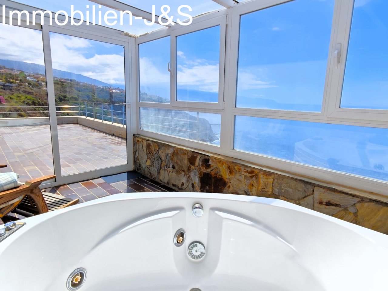 Bañera de hidromasaje con vistas al mar Bañera de hidromasaje con vistas al mar