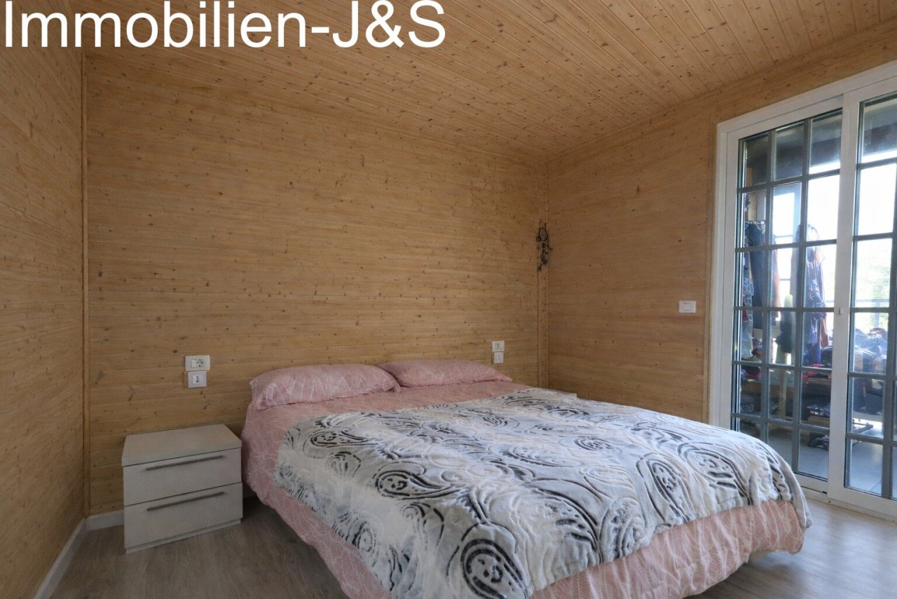 Dormitorio acogedor con revestimiento de madera