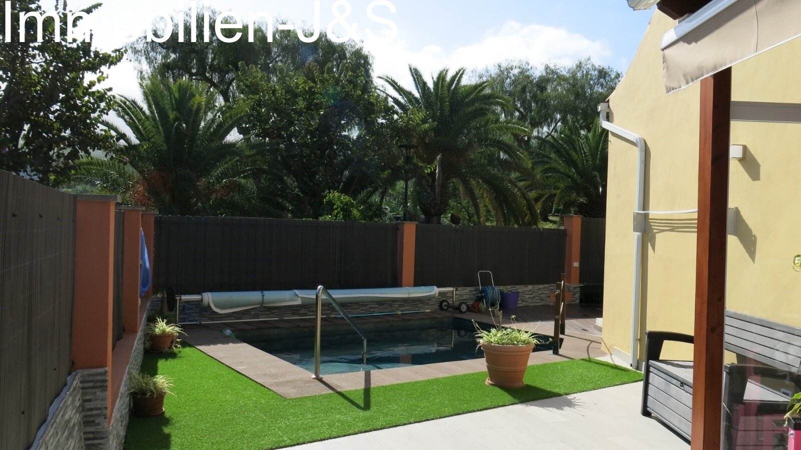 Zona de jardín con piscina privada