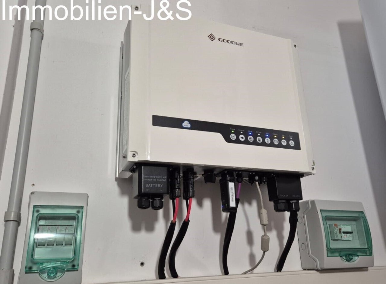 Inversor híbrido moderno, preparado para la conexión de una batería de almacenamiento.