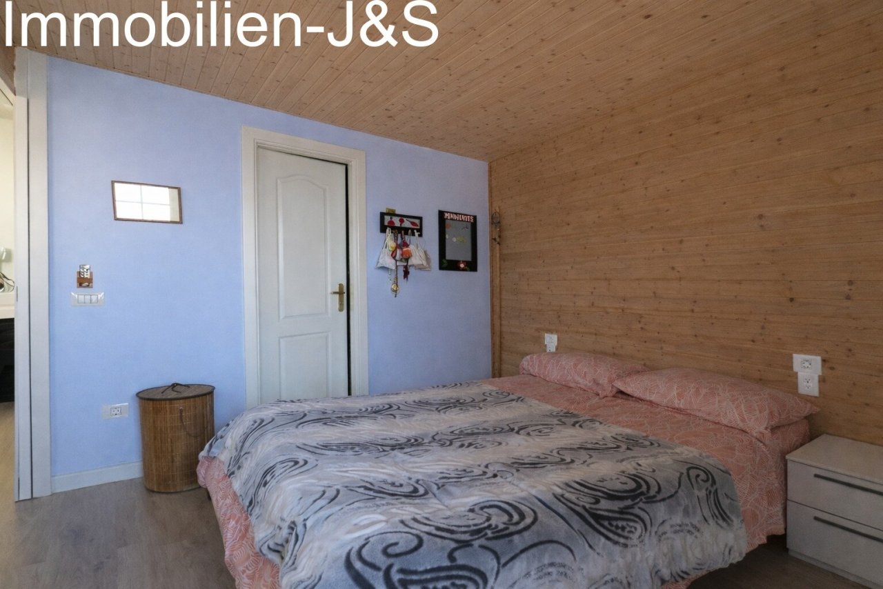 Dormitorio con acceso directo al baño