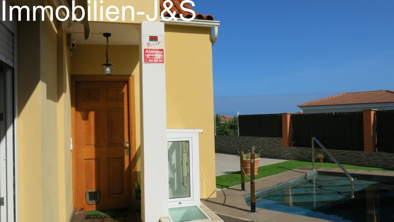 Zona de entrada privada con piscina y sistema de seguridad