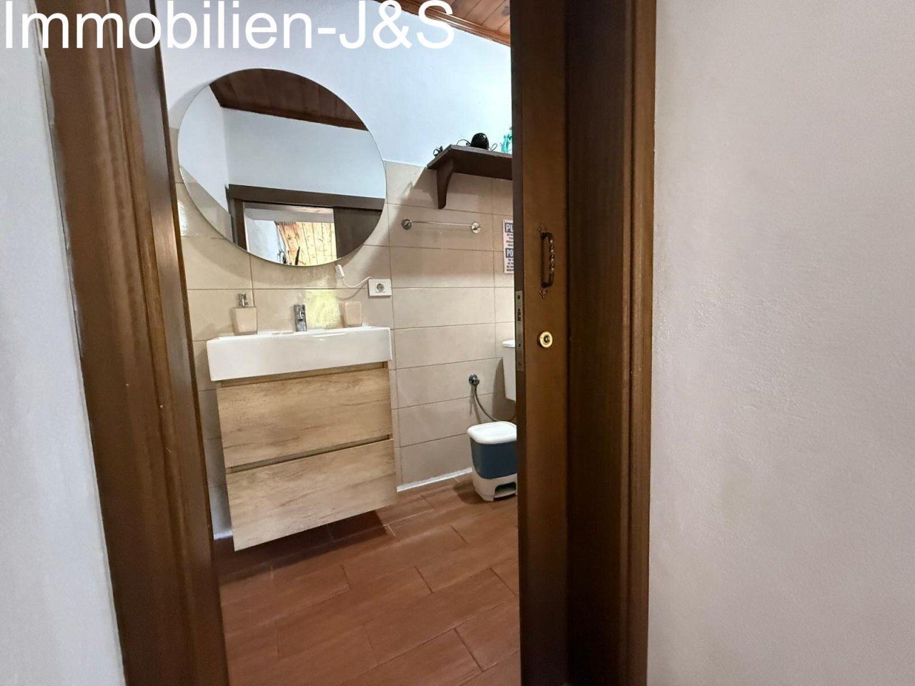 Vista del baño modernizado con grifería de alta calidad