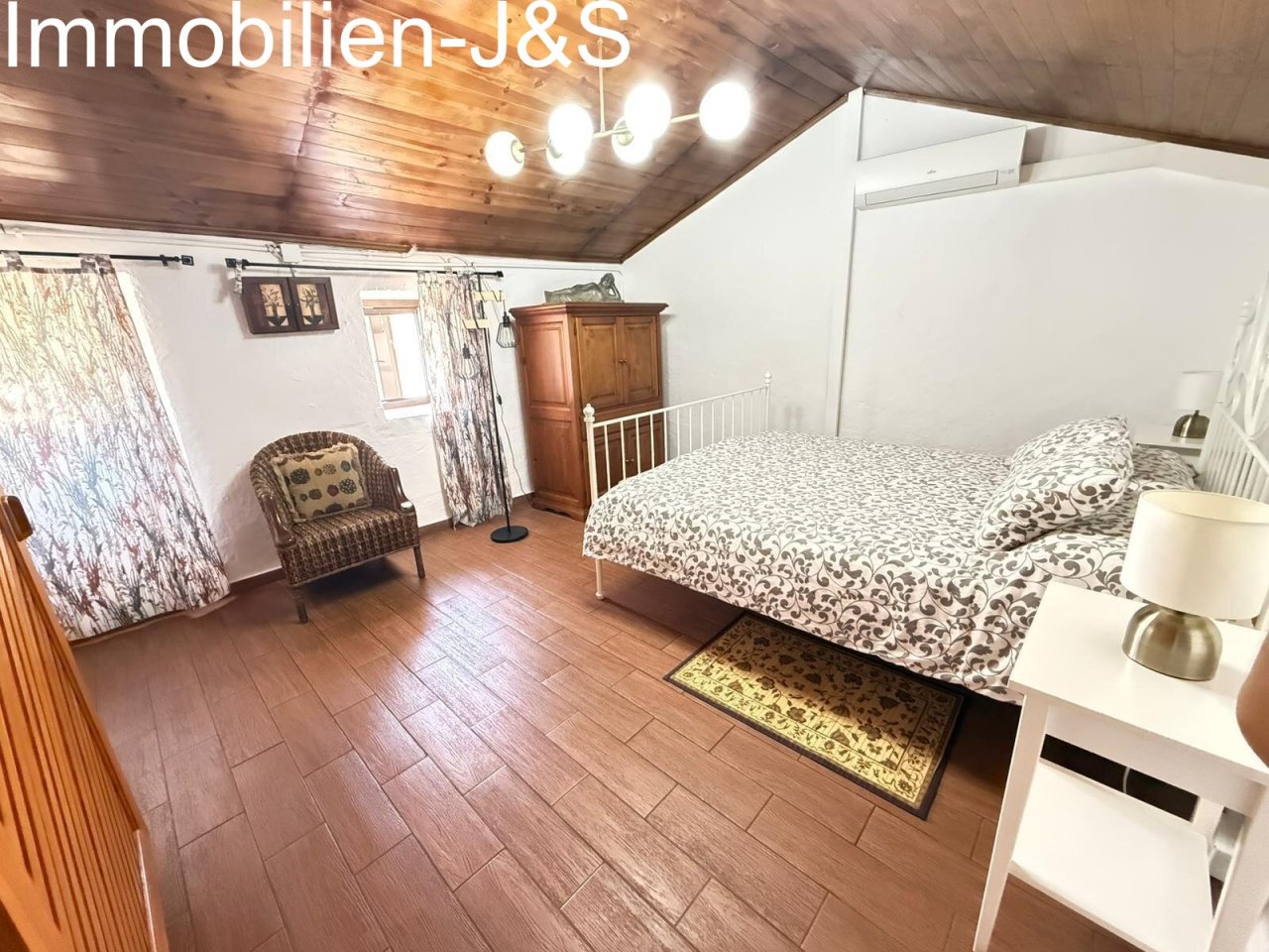 Ambiente del dormitorio con tonos de madera cálidos y mucha luz natural