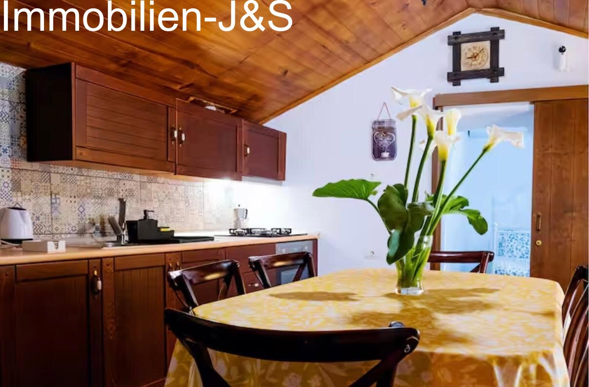 Cocina de estilo rural totalmente equipada con zona de comedor integrada.